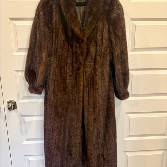 Elegant Vintage Mink Coat. - Picture 1 of 4